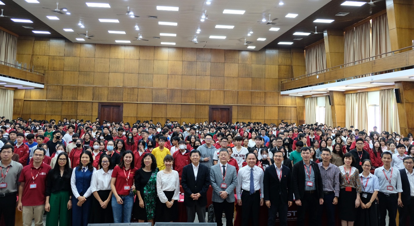 Hơn 800 sinh vi&ecirc;n Đại học B&aacute;ch Khoa H&agrave; Nội giao lưu c&ugrave;ng Tổng Gi&aacute;m đốc Ajinomoto Việt Nam- Ảnh 1.