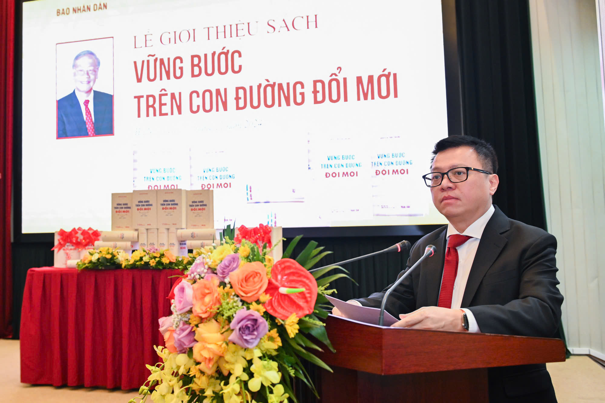Giới thiệu bộ s&aacute;ch "Vững bước tr&ecirc;n con đường đổi mới" của cố Tổng B&iacute; thư Nguyễn Ph&uacute; Trọng- Ảnh 1.