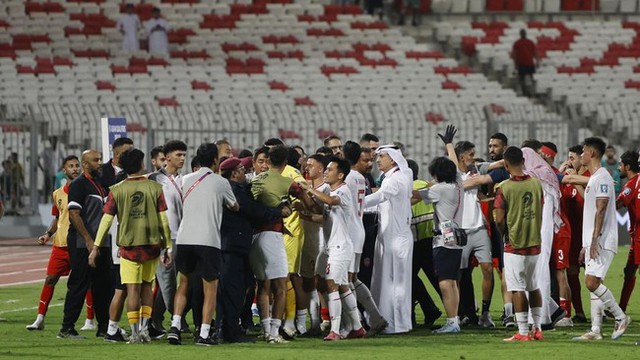 Indonesia nhận loạt &aacute;n phạt, tiền đ&oacute;ng cho FIFA gần 600 triệu đồng- Ảnh 1.