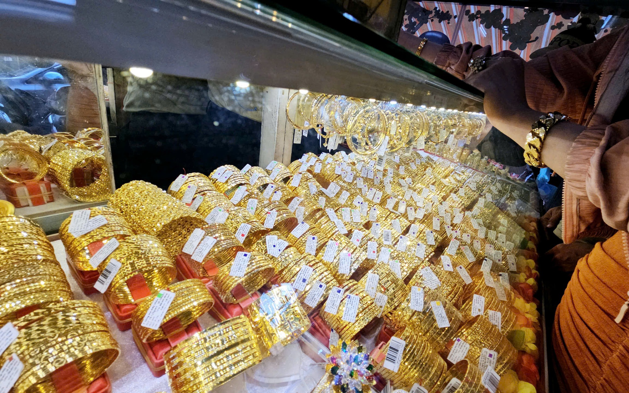 Tối 11-11, giá vàng "rơi thẳng đứng", nhà đầu tư sốc nặng