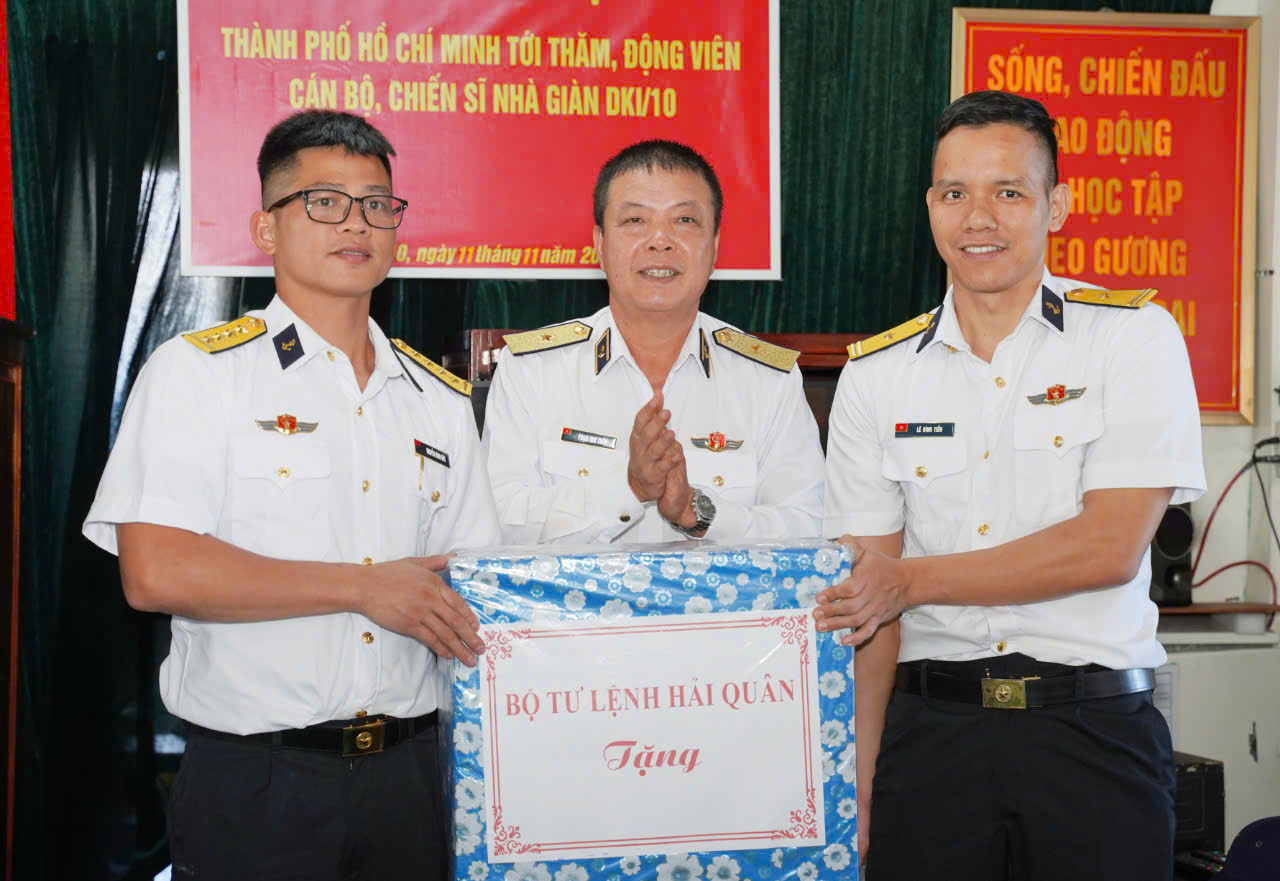 C&aacute;n bộ, chiến sĩ nh&agrave; gi&agrave;n DK1/10 vững v&agrave;ng nơi đầu s&oacute;ng ngọn gi&oacute;- Ảnh 9.