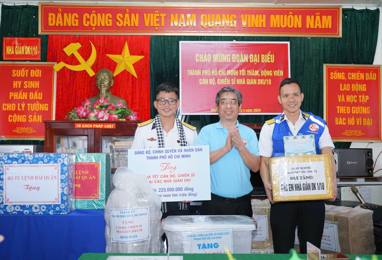 C&aacute;n bộ, chiến sĩ nh&agrave; gi&agrave;n DK1/10 vững v&agrave;ng nơi đầu s&oacute;ng ngọn gi&oacute;- Ảnh 7.