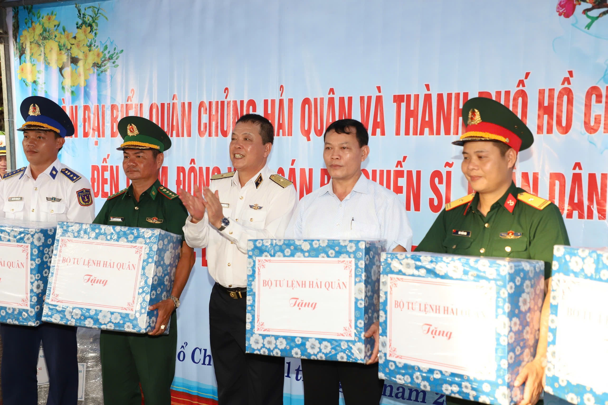 C&aacute;n bộ, chiến sĩ nh&agrave; gi&agrave;n DK1/10 vững v&agrave;ng nơi đầu s&oacute;ng ngọn gi&oacute;- Ảnh 12.