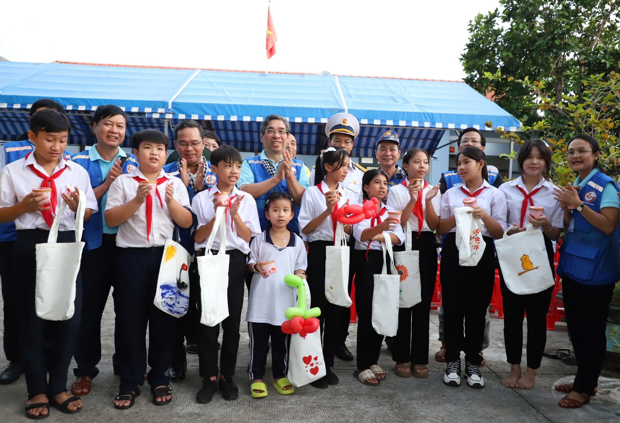 C&aacute;n bộ, chiến sĩ nh&agrave; gi&agrave;n DK1/10 vững v&agrave;ng nơi đầu s&oacute;ng ngọn gi&oacute;- Ảnh 11.