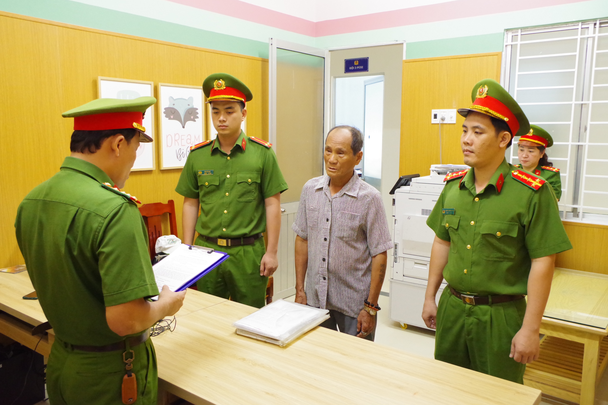Hai vợ chồng &ocirc;ng l&atilde;o ngo&agrave;i 70 tuổi bị khởi tố v&igrave; vu khống l&atilde;nh đạo- Ảnh 1.