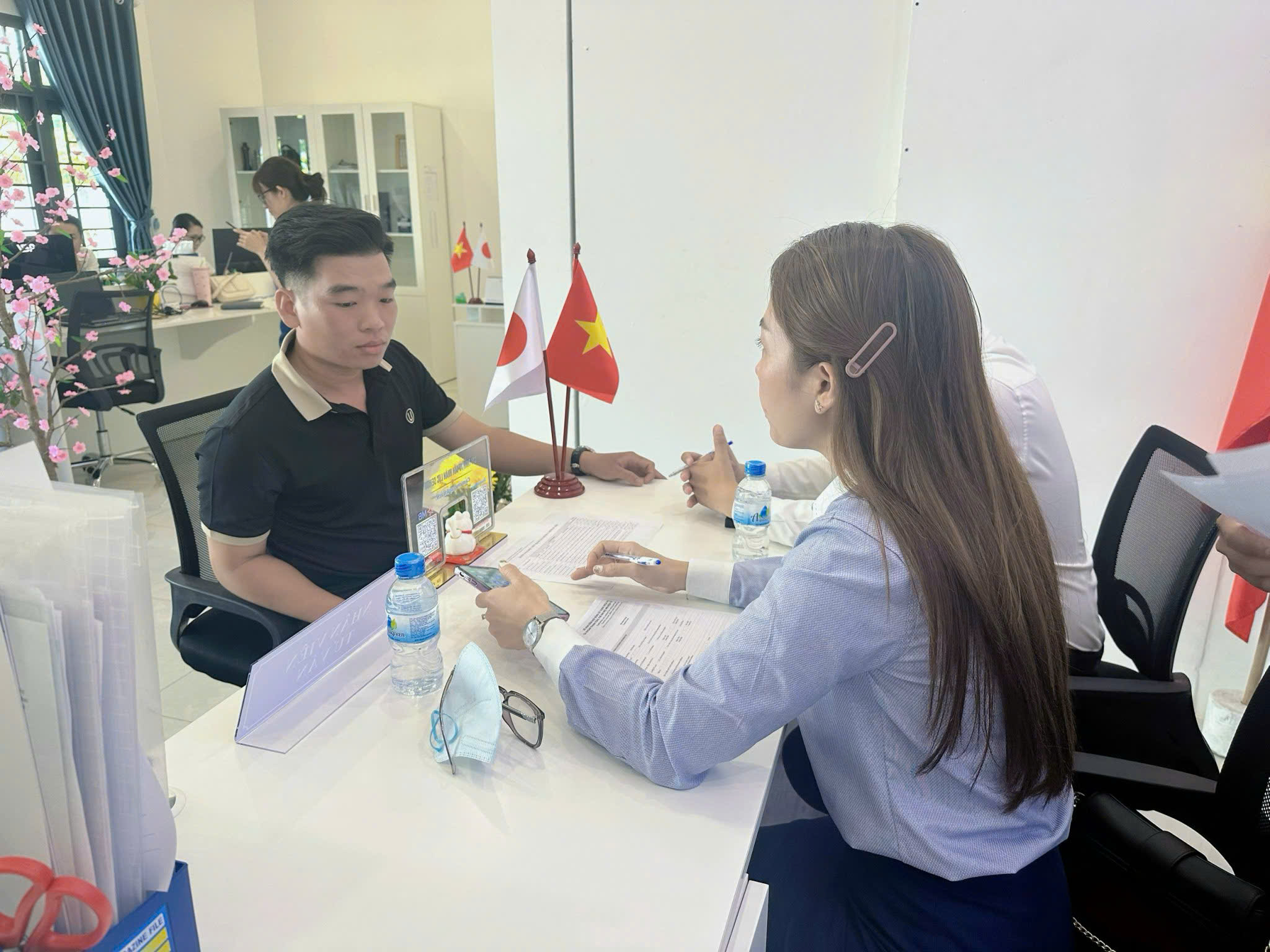 Người lao động đến Nhật Bản l&agrave;m việc sẽ được hỗ trợ một phần chi ph&iacute; xuất cảnh- Ảnh 2.