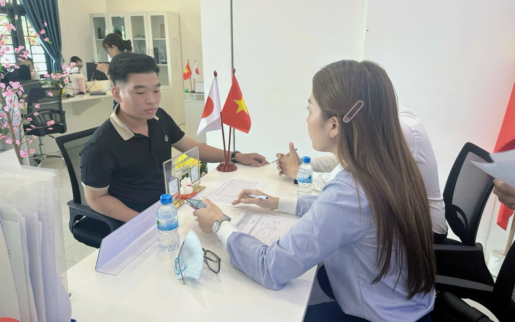 Người lao động đến Nhật Bản l&agrave;m việc sẽ được hỗ trợ một phần chi ph&iacute; xuất cảnh