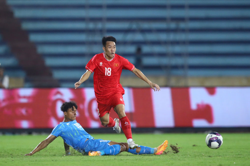 Tuyển Việt Nam (phải) thắp lên hy vọng đăng quang ASEAN Cup 2024. Ảnh: VFF