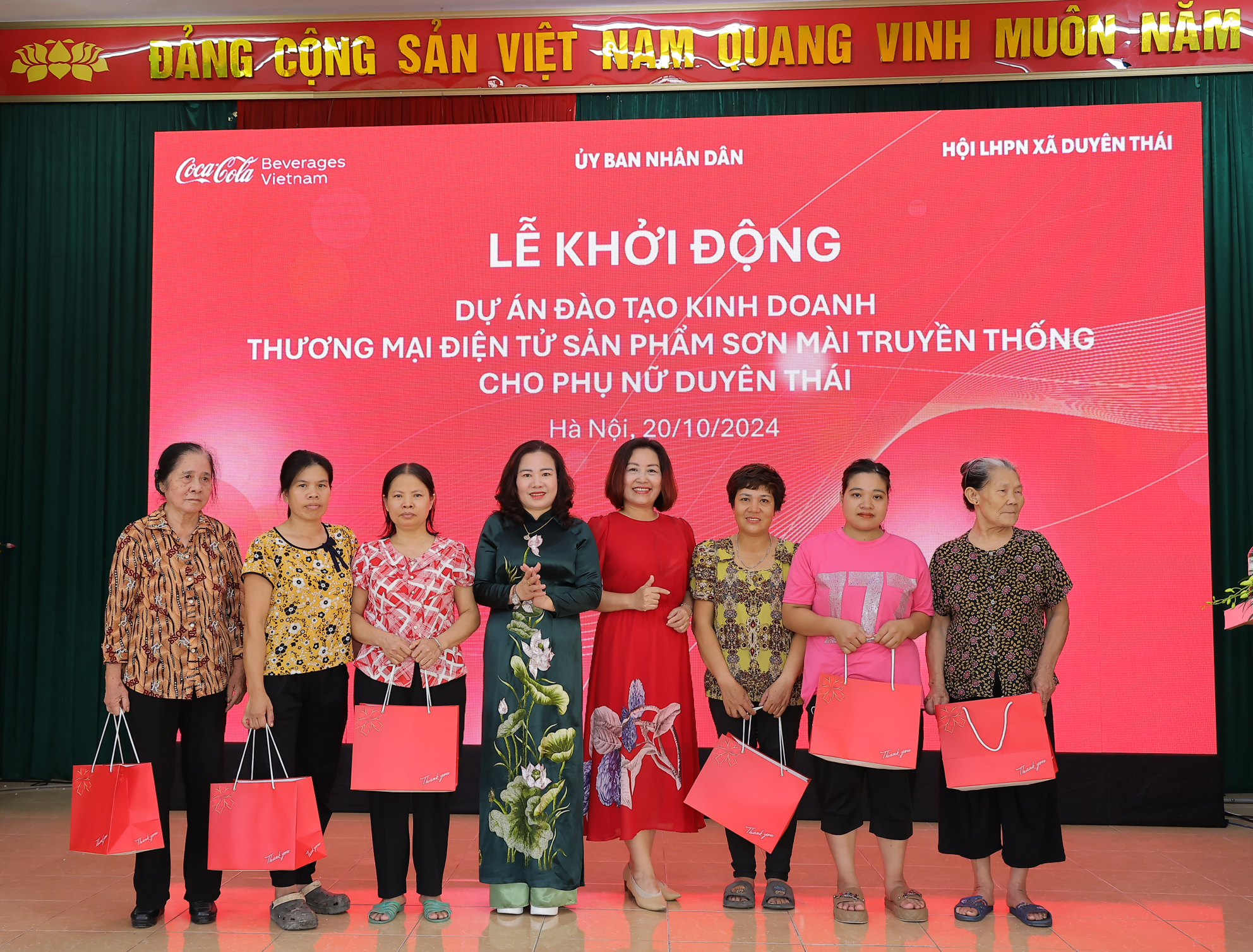 C&ocirc;ng ty Coca-Cola Việt Nam hỗ trợ phụ nữ Duy&ecirc;n Th&aacute;i b&aacute;n h&agrave;ng tr&ecirc;n thương mại điện tử - Ảnh 2.
