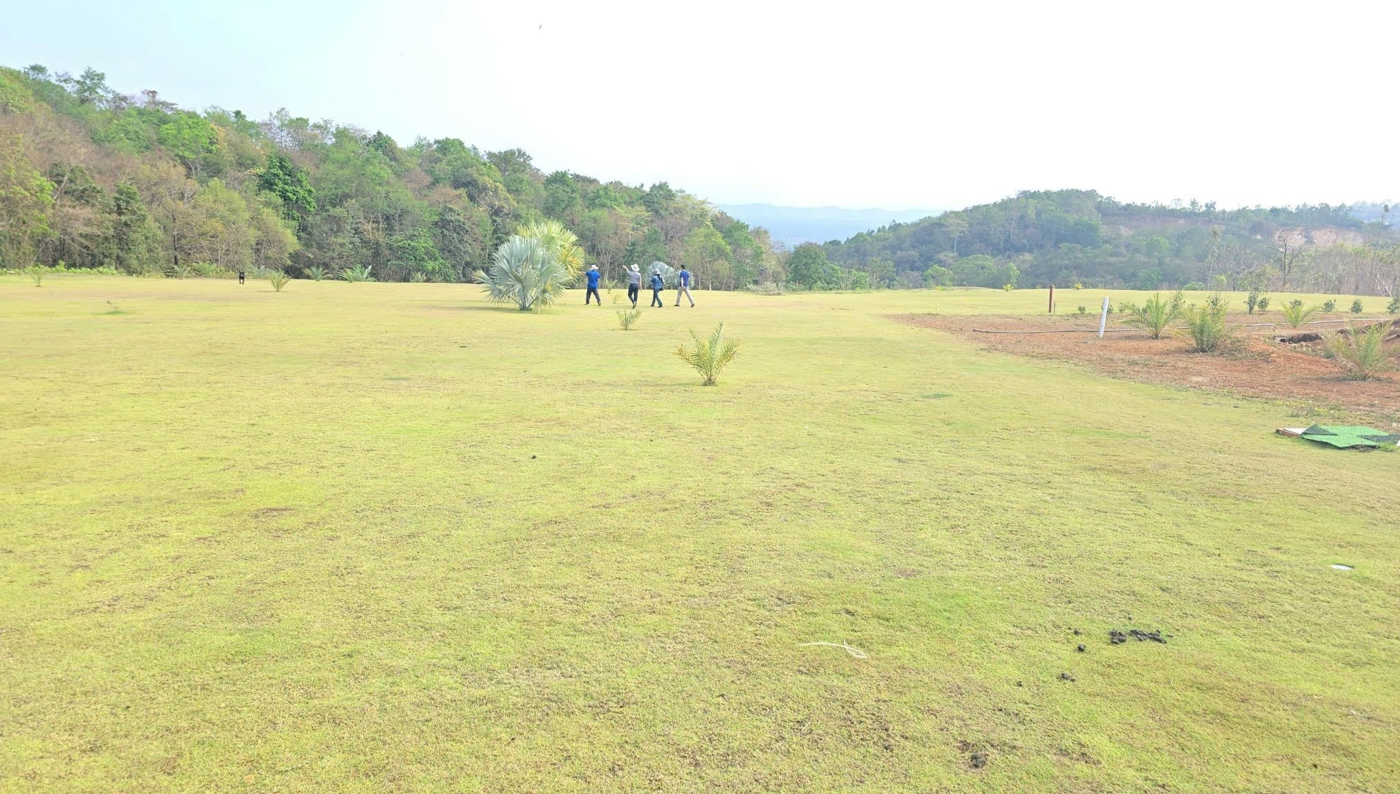 Ho&atilde;n cưỡng chế c&aacute;c c&ocirc;ng tr&igrave;nh ở s&acirc;n golf tr&aacute;i ph&eacute;p của vợ 1 gi&aacute;m đốc do... c&oacute; ch&oacute; dữ- Ảnh 4.