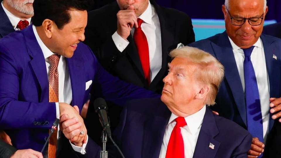 &Ocirc;ng Trump tại hội nghị b&agrave;n tr&ograve;n ở Miami, Florida, ng&agrave;y 22-10. Ảnh: CBS News