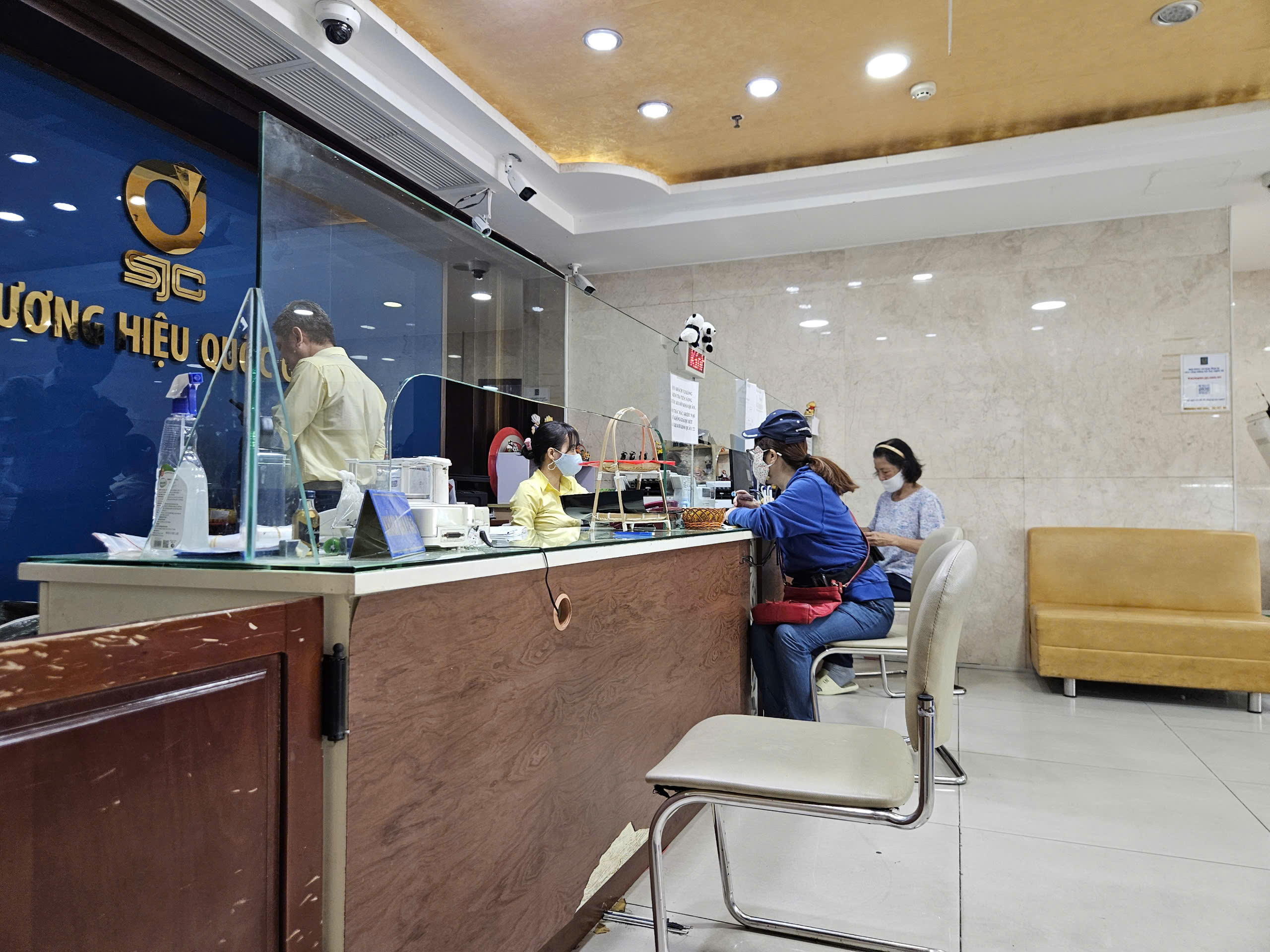 Gi&aacute; v&agrave;ng giảm h&agrave;ng triệu đồng, chuy&ecirc;n gia n&oacute;i "khoan vội cắt lỗ", v&igrave; sao?- Ảnh 2.