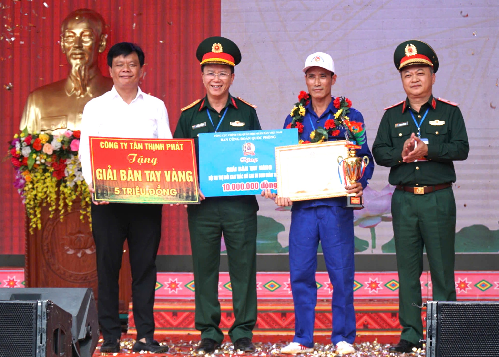 C&ocirc;ng nh&acirc;n cao su h&aacute;o hức tranh danh hiệu "b&agrave;n tay v&agrave;ng"- Ảnh 4.