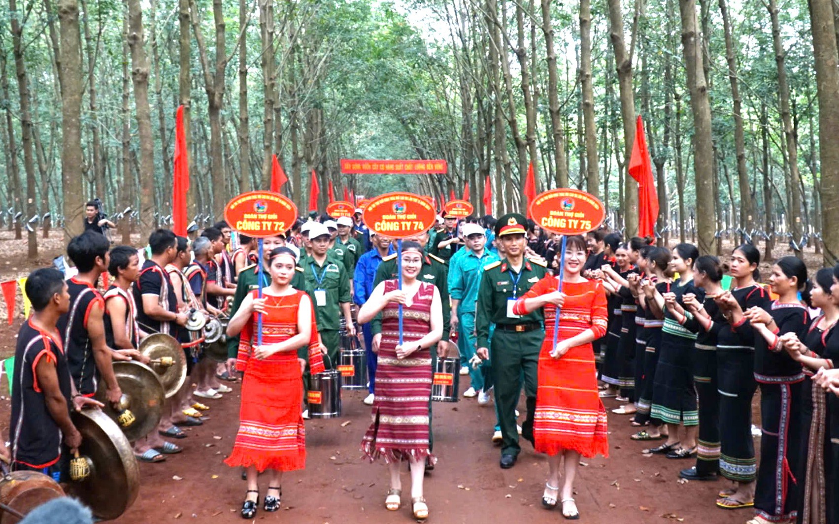 Công nhân cao su háo hức tranh danh hiệu
