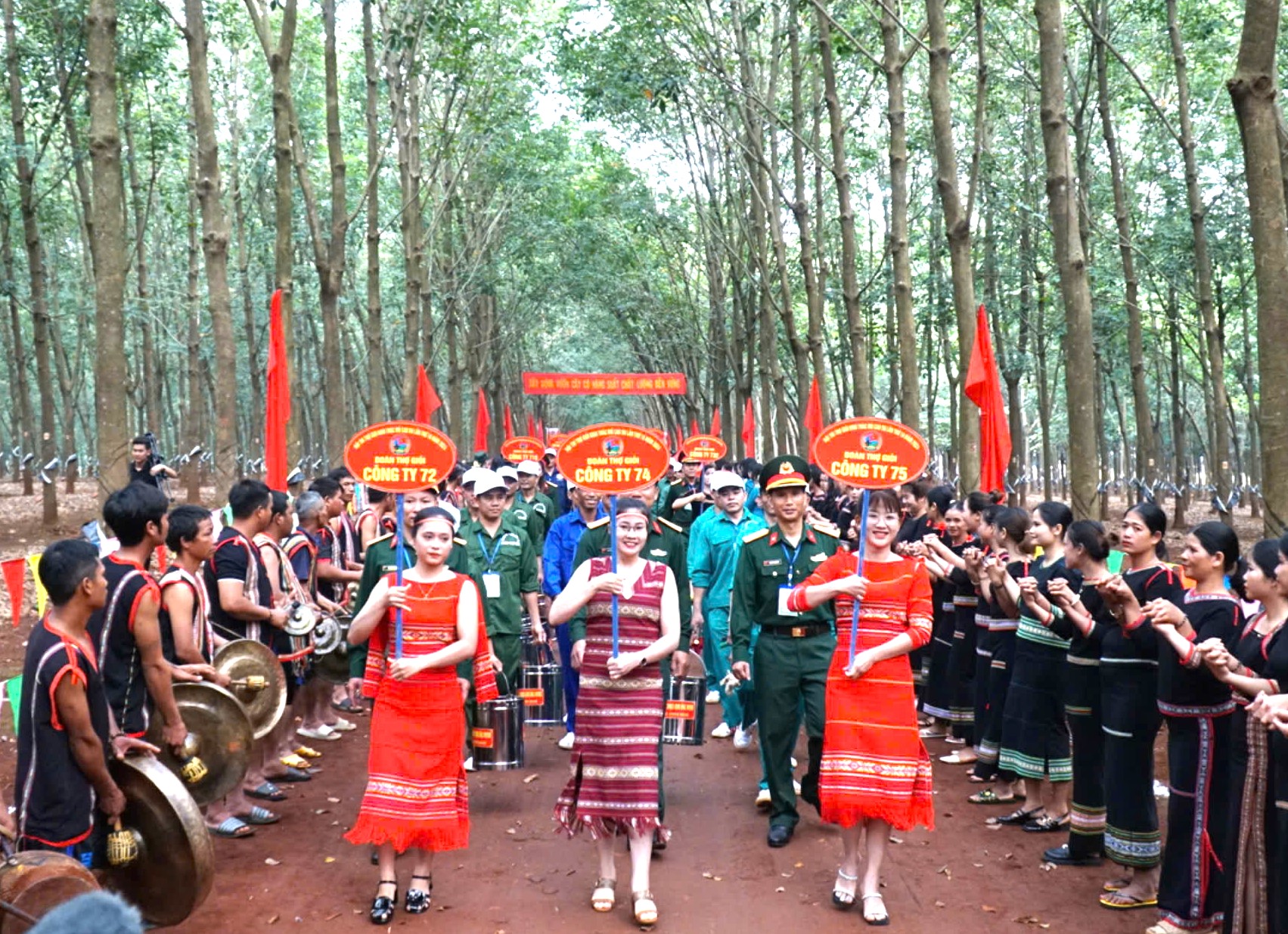 C&ocirc;ng nh&acirc;n cao su h&aacute;o hức tranh danh hiệu "b&agrave;n tay v&agrave;ng"- Ảnh 1.