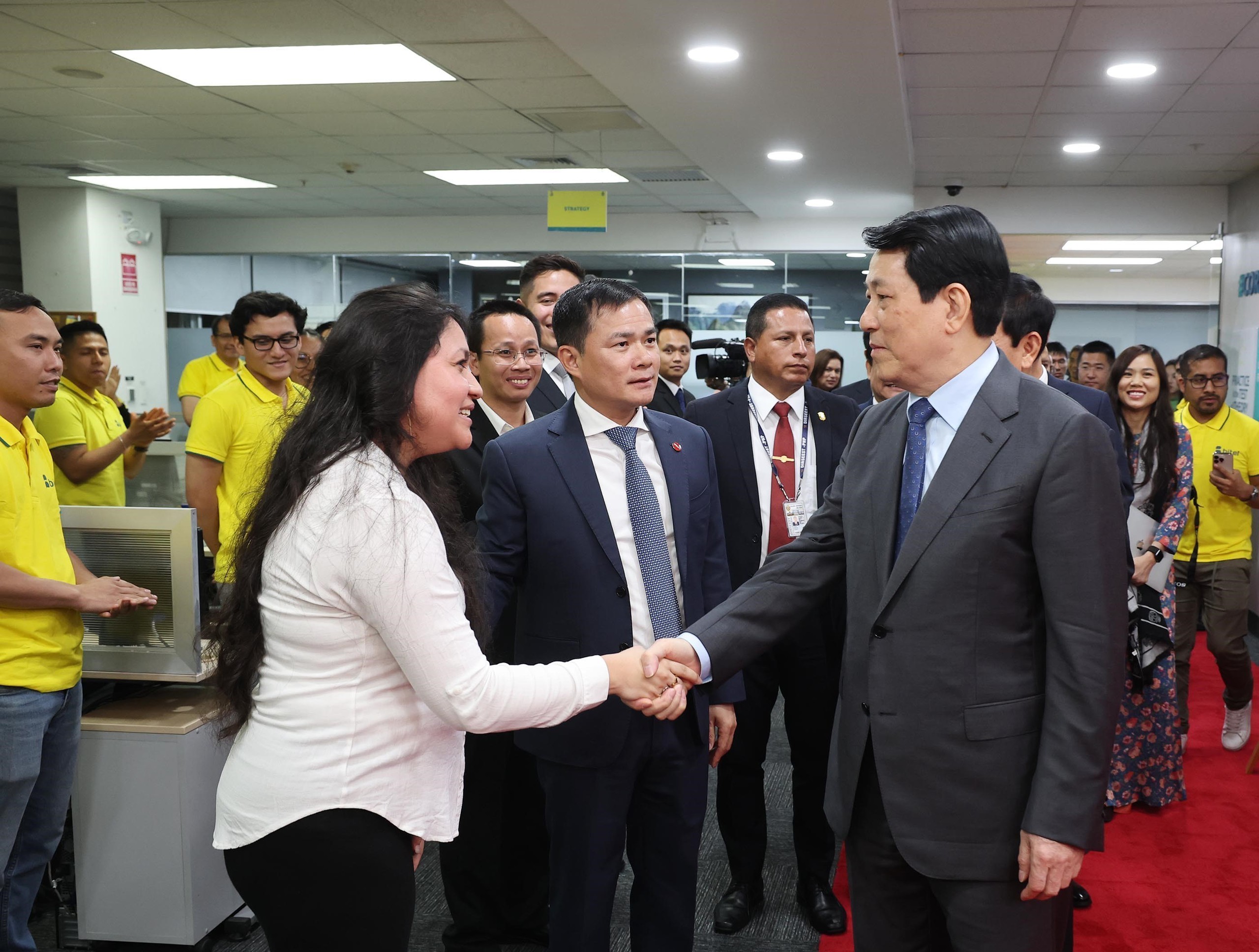 Chủ tịch nước Lương Cường thăm hỏi cán bộ, nhân viên Công ty Viettel Peru Ảnh: TTXVN