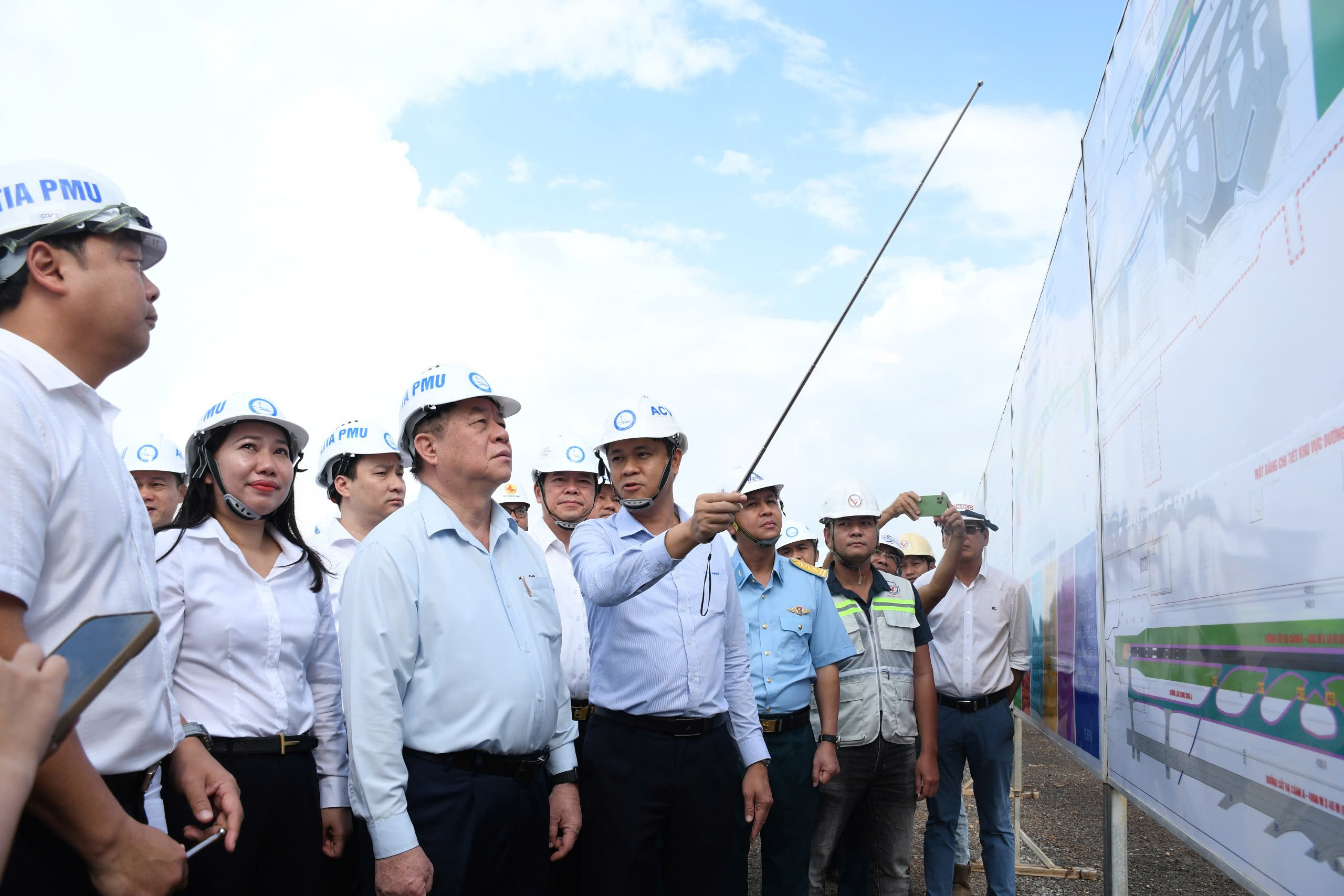 Trưởng Ban Tuy&ecirc;n gi&aacute;o Trung ương thị s&aacute;t s&acirc;n bay Long Th&agrave;nh- Ảnh 2.