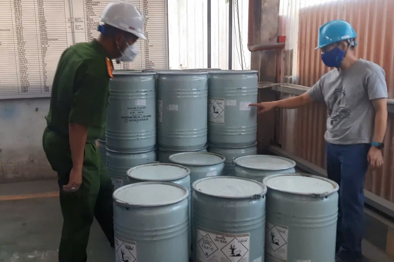 Kiểm tra một điểm kinh doanh xyanua ở TP HCM. (Ảnh do công an cung cấp)