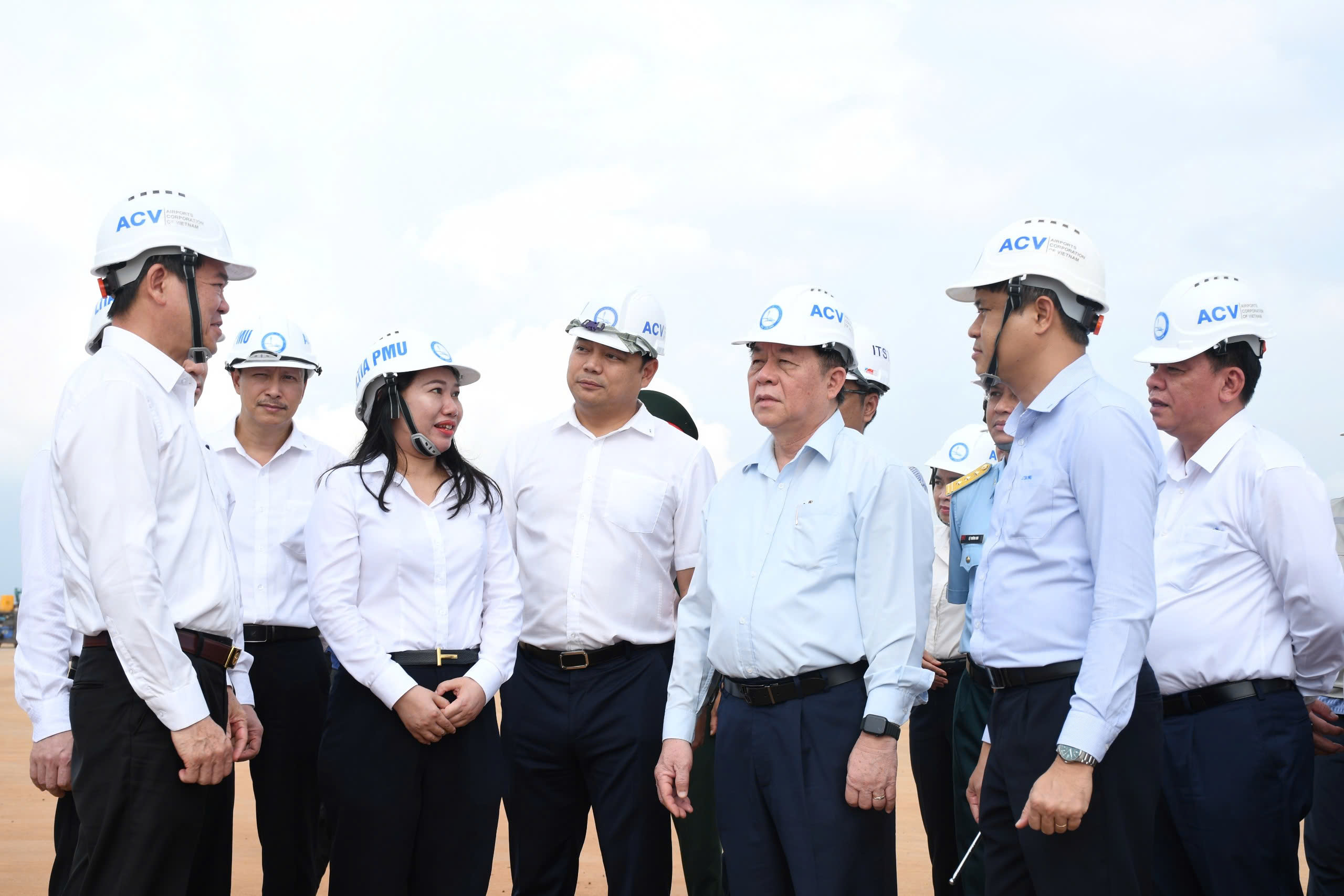Trưởng Ban Tuy&ecirc;n gi&aacute;o Trung ương thị s&aacute;t s&acirc;n bay Long Th&agrave;nh- Ảnh 4.
