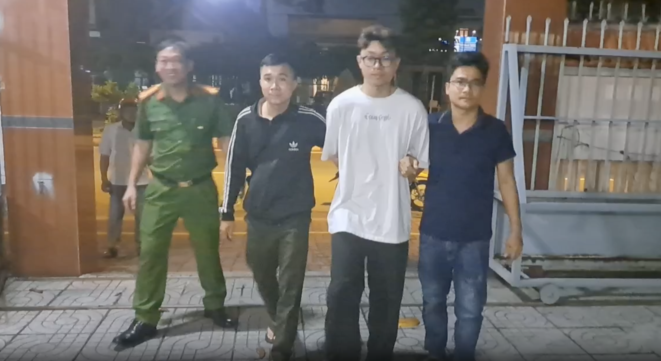 CLIP: Thanh ni&ecirc;n d&ugrave;ng dao kề v&agrave;o cổ nữ chủ tiệm điện thoại v&agrave; đưa v&agrave;o ph&ograve;ng tr&oacute;i lại - Ảnh 2.