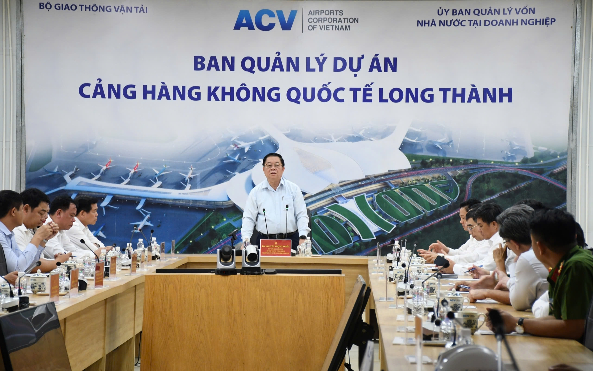 Trưởng Ban Tuy&ecirc;n gi&aacute;o Trung ương thị s&aacute;t s&acirc;n bay Long Th&agrave;nh- Ảnh 6.