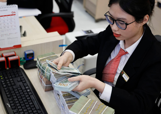 Gi&aacute; b&aacute;n USD ở c&aacute;c ng&acirc;n h&agrave;ng thương mại ng&agrave;y 13-11 đ&atilde; ch&iacute;nh thức vượt mức đỉnh hồi giữa năm Ảnh: LAM GIANG