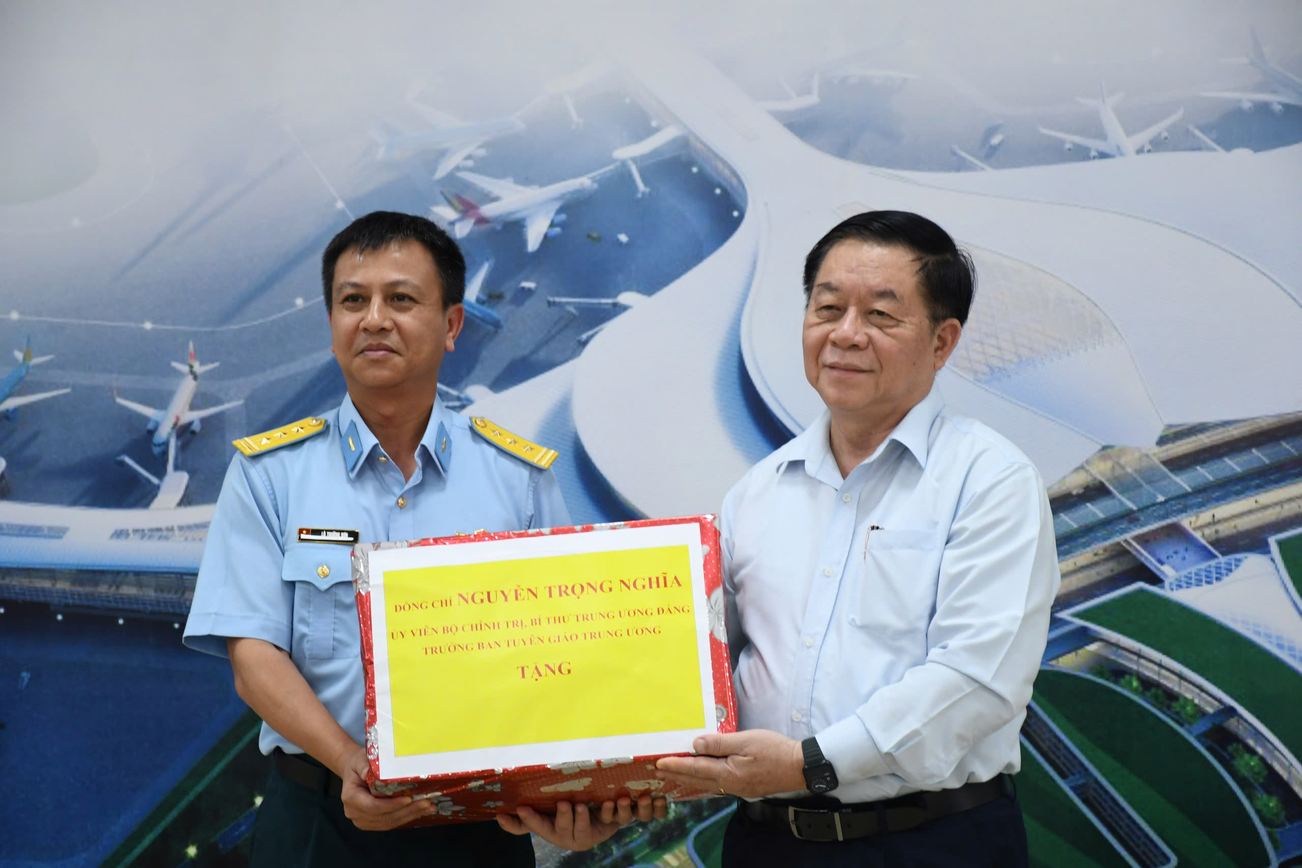 Trưởng Ban Tuy&ecirc;n gi&aacute;o Trung ương thị s&aacute;t s&acirc;n bay Long Th&agrave;nh- Ảnh 7.
