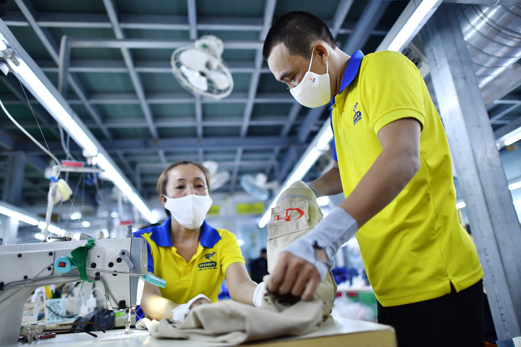 B&aacute;o in ng&agrave;y 14-11: R&ugrave;ng m&igrave;nh với "thị trường" chất độc- Ảnh 2.