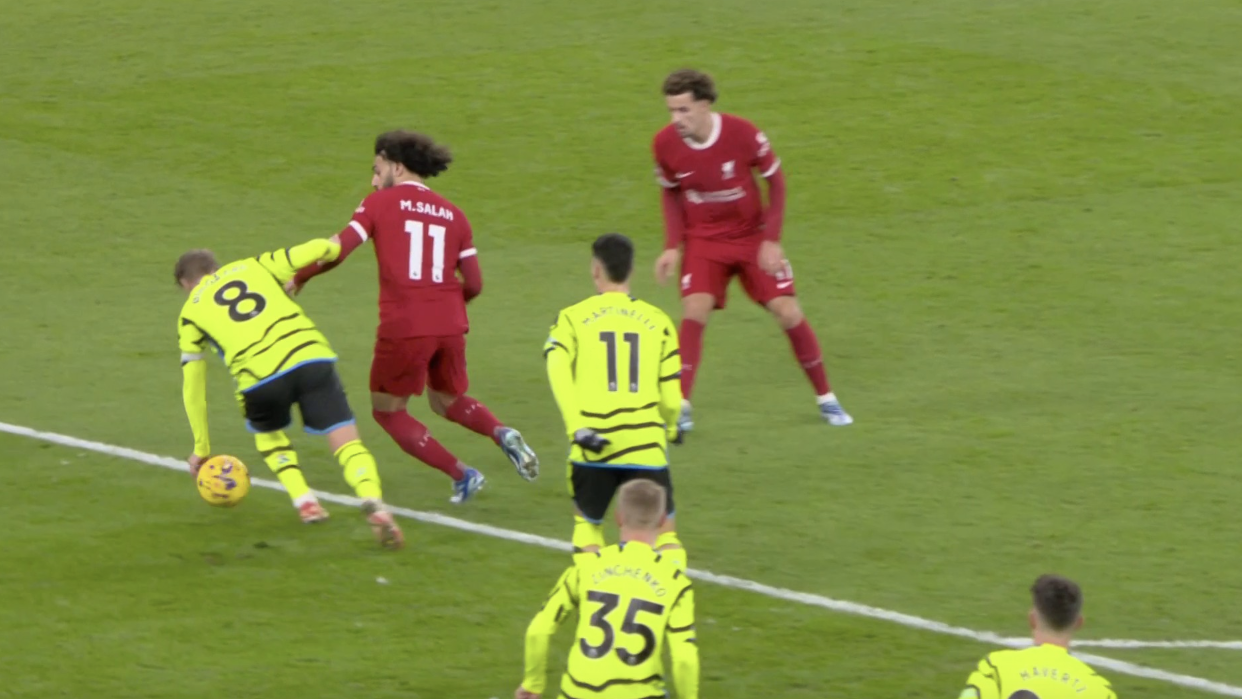 Lộ clip x&uacute;c phạm HLV Klopp, trọng t&agrave;i Ngoại hạng Anh bị "treo" c&ograve;i- Ảnh 3.