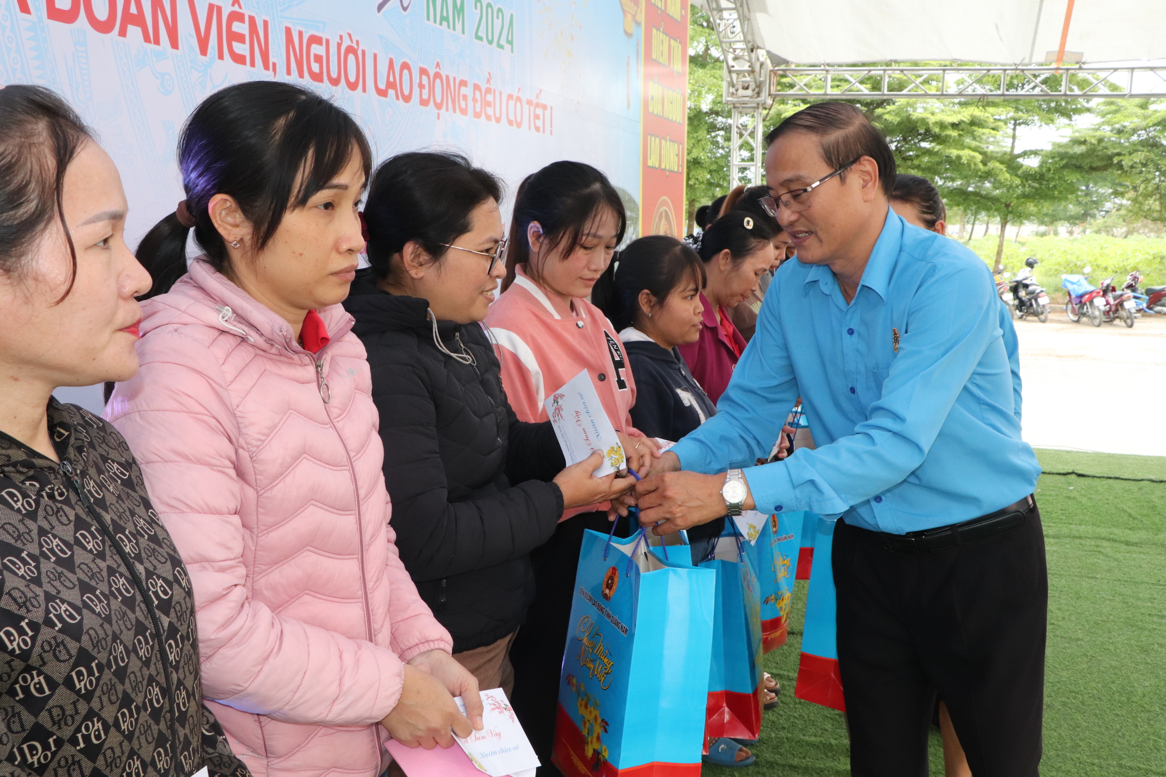 Đại diện LĐLĐ tỉnh Quảng Nam tặng qu&agrave; Tết cho đo&agrave;n vi&ecirc;n kh&oacute; khăn dịp Tết Nguy&ecirc;n đ&aacute;n Gi&aacute;p Th&igrave;n 2024