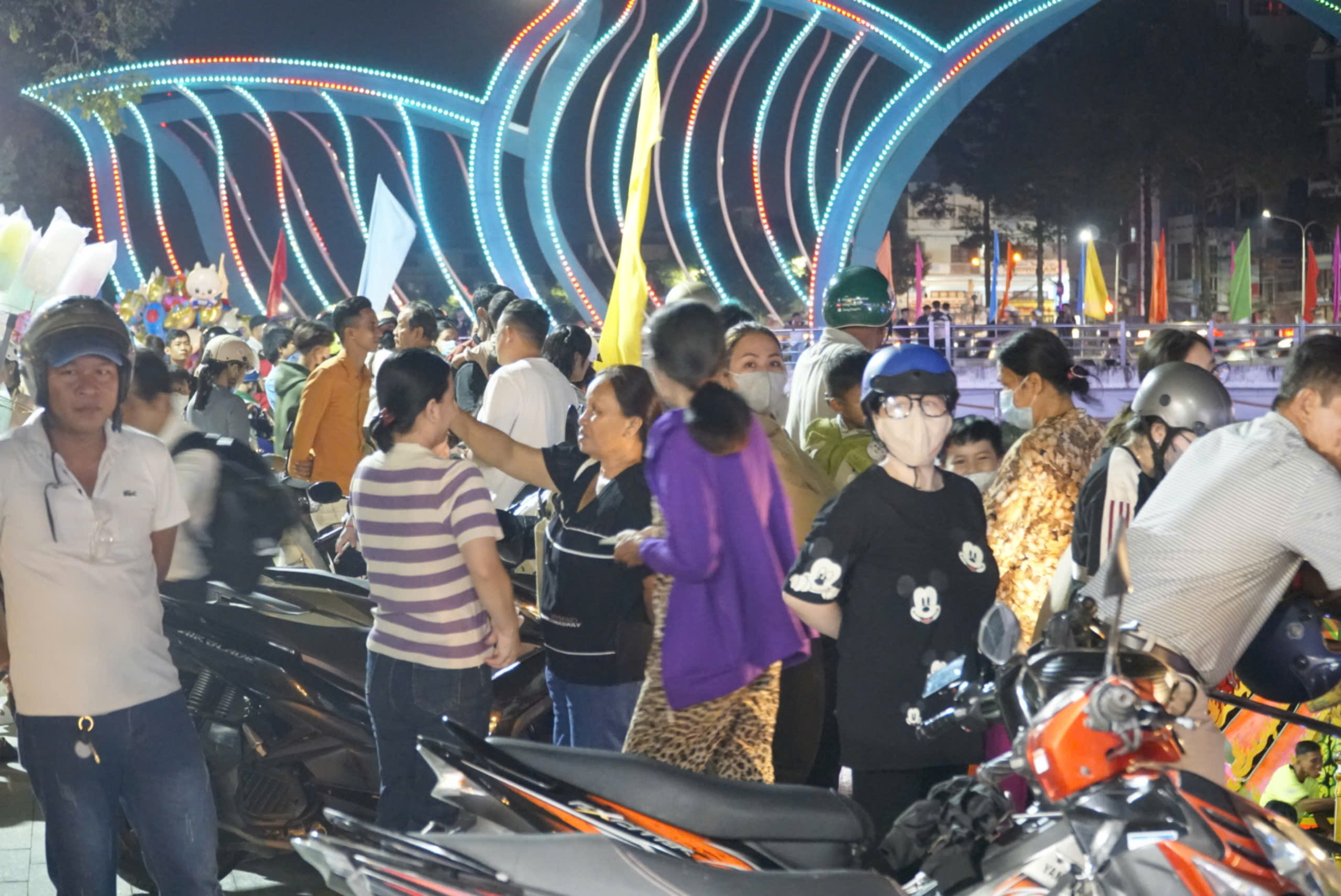 Rực rỡ đ&egrave;n nước tr&ecirc;n s&ocirc;ng ở S&oacute;c Trăng- Ảnh 18.