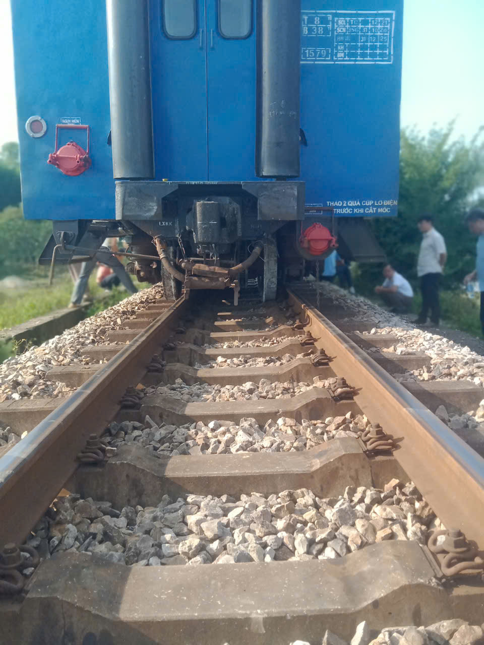 Đường sắt Bắc - Nam qua H&agrave; Tĩnh &aacute;ch tắc do sự cố t&agrave;u trật b&aacute;nh - Ảnh 3.