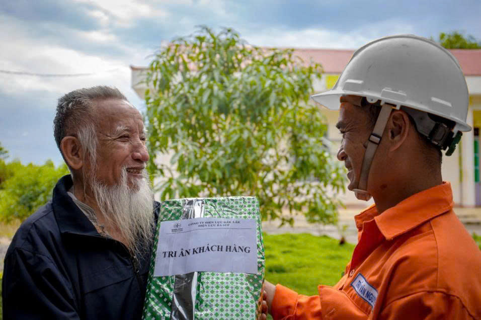 Tổng c&ocirc;ng ty Điện lực miền Trung tổ chức chương tr&igrave;nh Th&aacute;ng Tri &acirc;n kh&aacute;ch h&agrave;ng 2024- Ảnh 1.