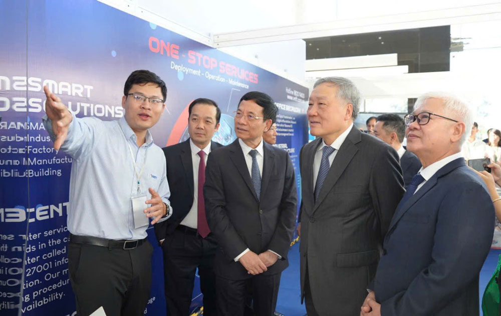 Ph&oacute; Thủ tướng Thường trực Nguyễn H&ograve;a B&igrave;nh, Bộ trưởng Bộ Th&ocirc;ng tin v&agrave; Truyền th&ocirc;ng Nguyễn Mạnh H&ugrave;ng... tham quan triển l&atilde;m trong khu&ocirc;n khổ của diễn đ&agrave;n