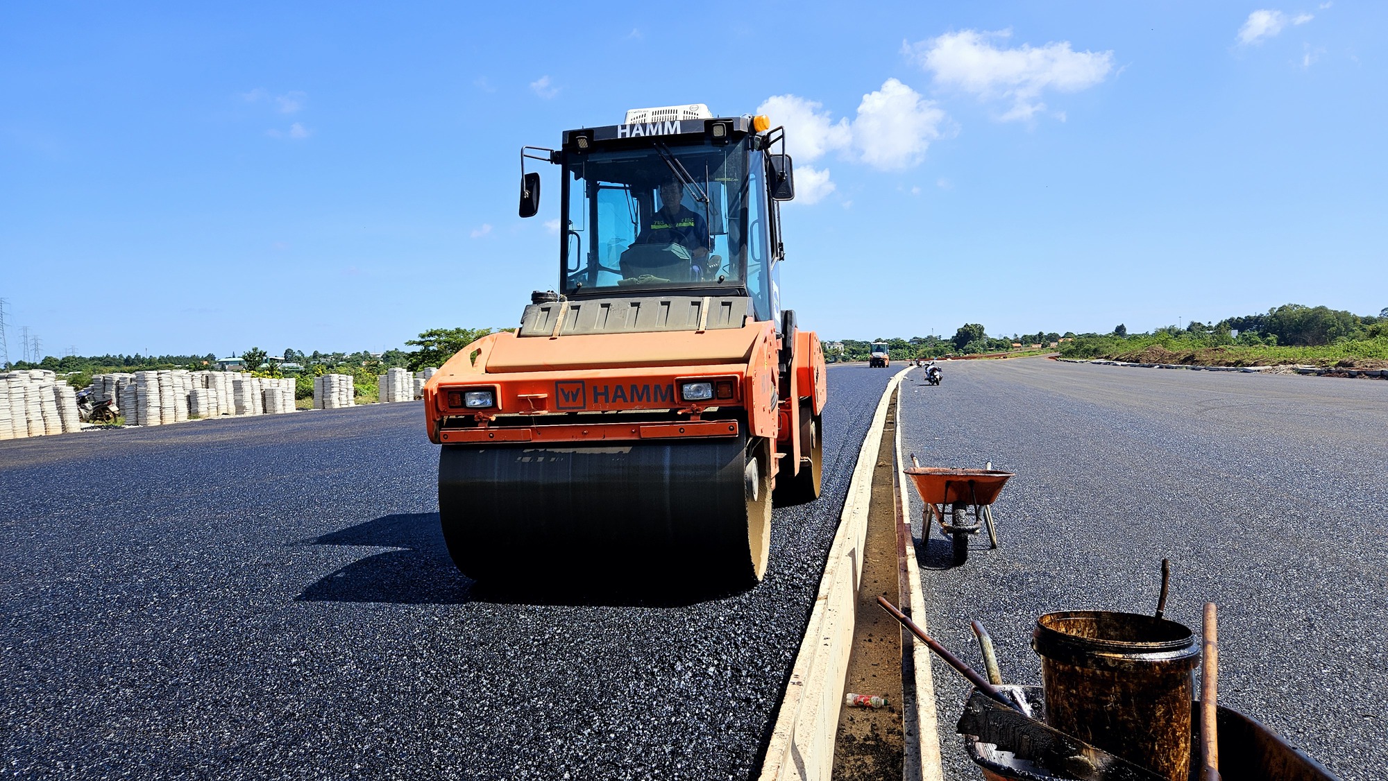 Cận cảnh thảm nhựa những km đầu tiên của cao tốc Biên Hòa - Vũng Tàu- Ảnh 3.