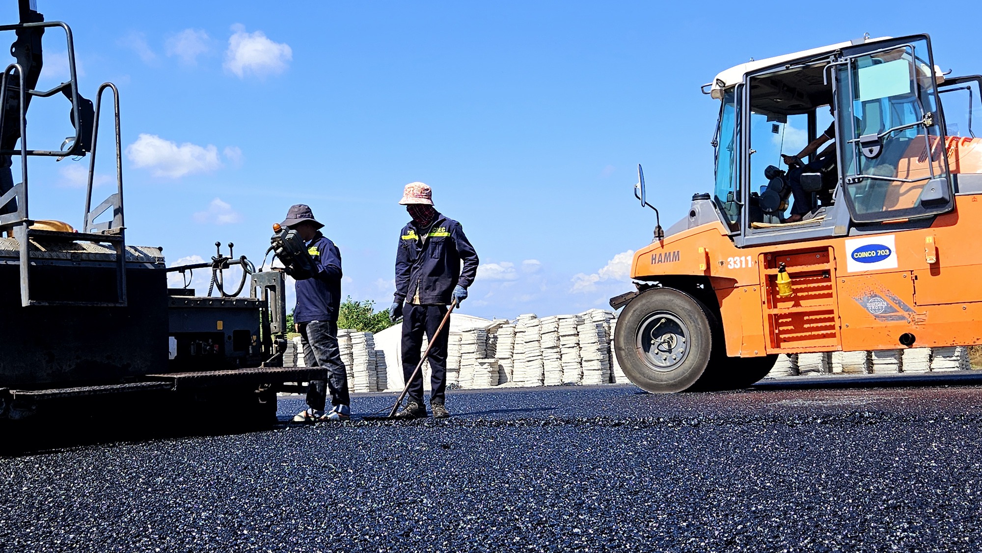 Cận cảnh thảm nhựa những km đầu tiên của cao tốc Biên Hòa - Vũng Tàu- Ảnh 5.