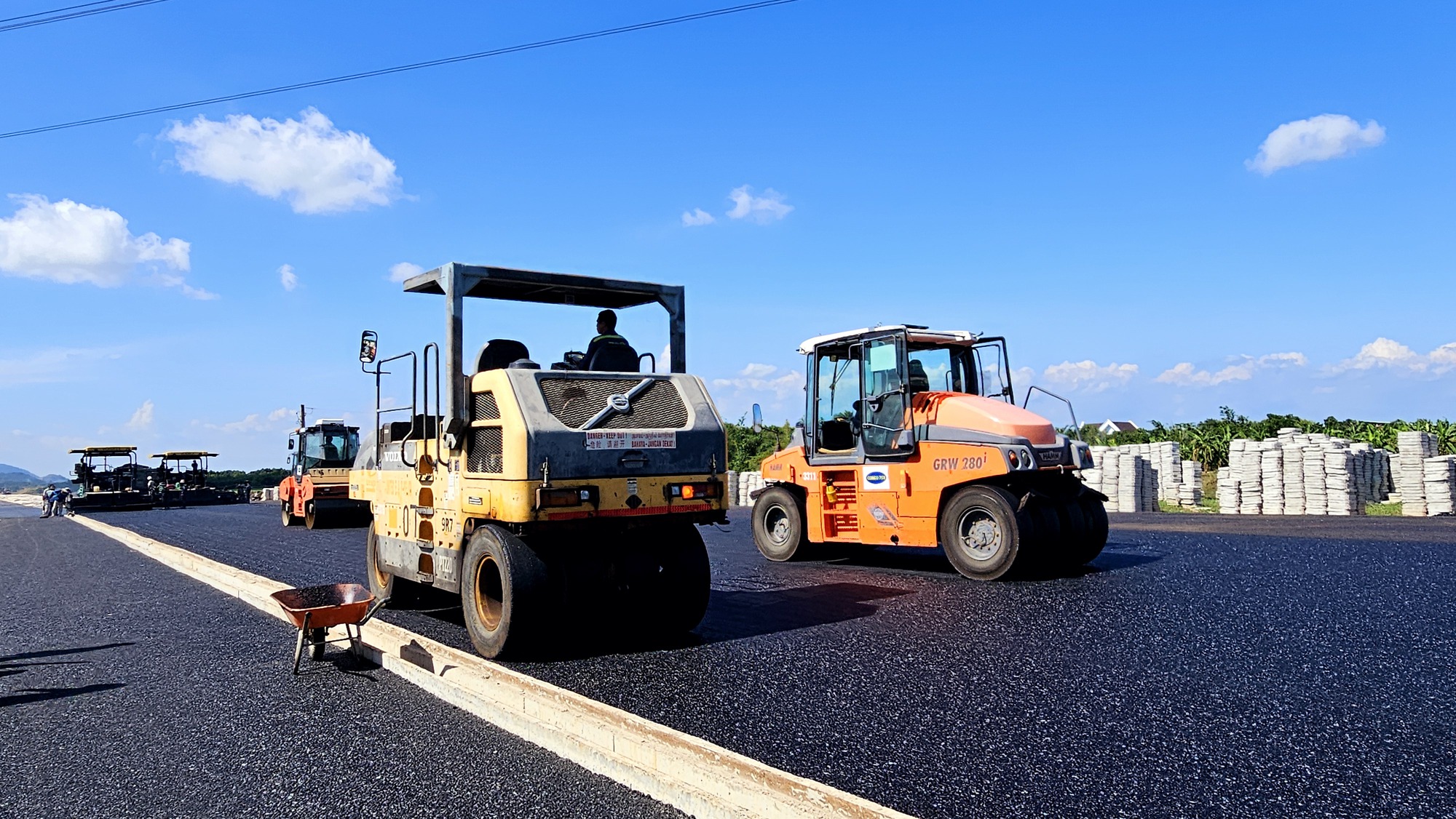 Cận cảnh thảm nhựa những km đầu tiên của cao tốc Biên Hòa - Vũng Tàu- Ảnh 10.