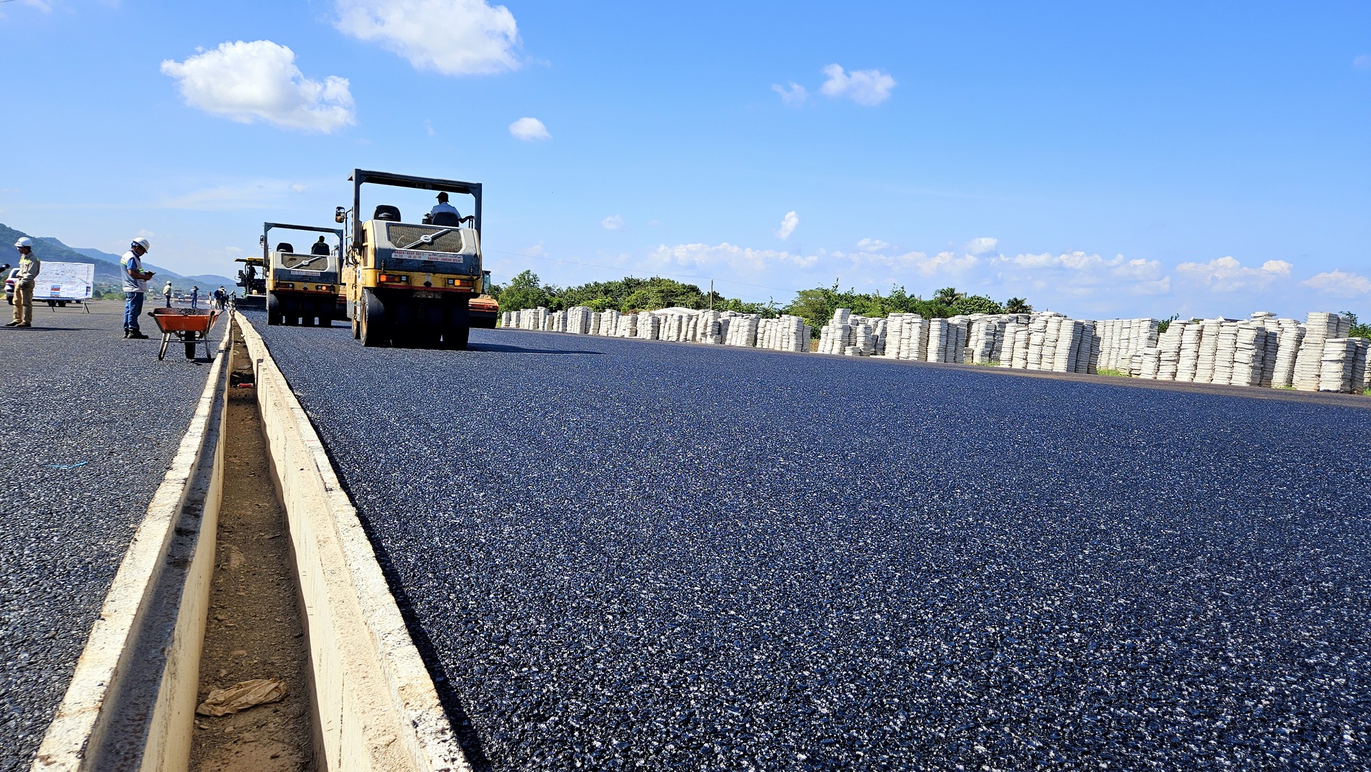 Cận cảnh thảm nhựa những km đầu tiên của cao tốc Biên Hòa - Vũng Tàu- Ảnh 9.