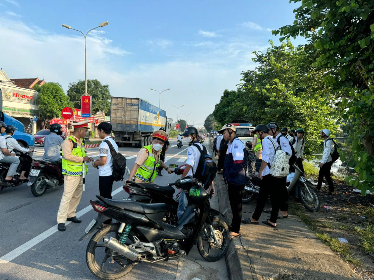 CSGT kiểm tra hành chính người tham gia giao thông