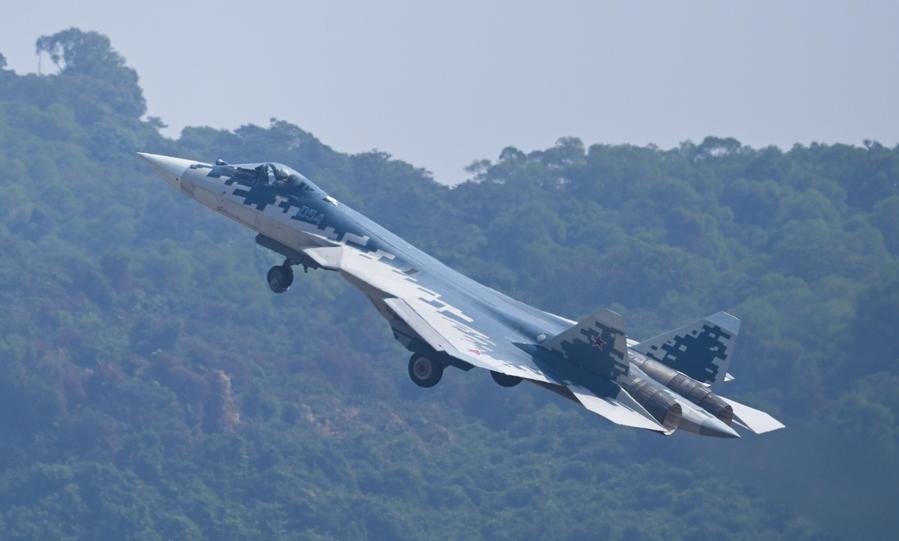 Tiêm kích tàng hình Su-57 bay trình diễn tại triển lãm hàng không Chu Hải – Trung Quốc. Ảnh: Tân Hoa xã