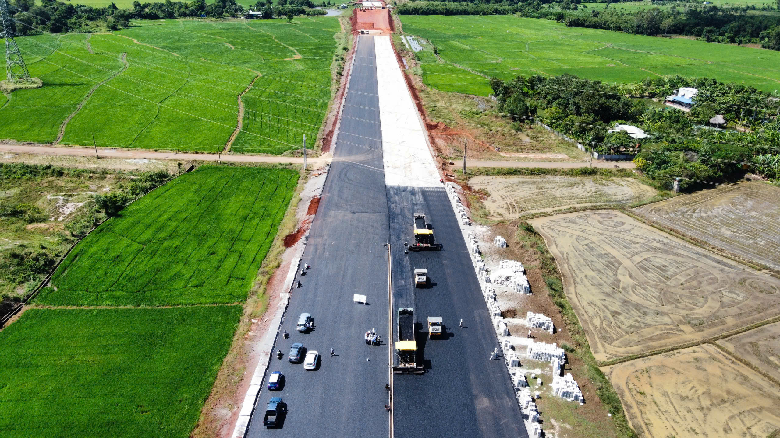 Cận cảnh thảm nhựa những km đầu tiên của cao tốc Biên Hòa - Vũng Tàu- Ảnh 2.