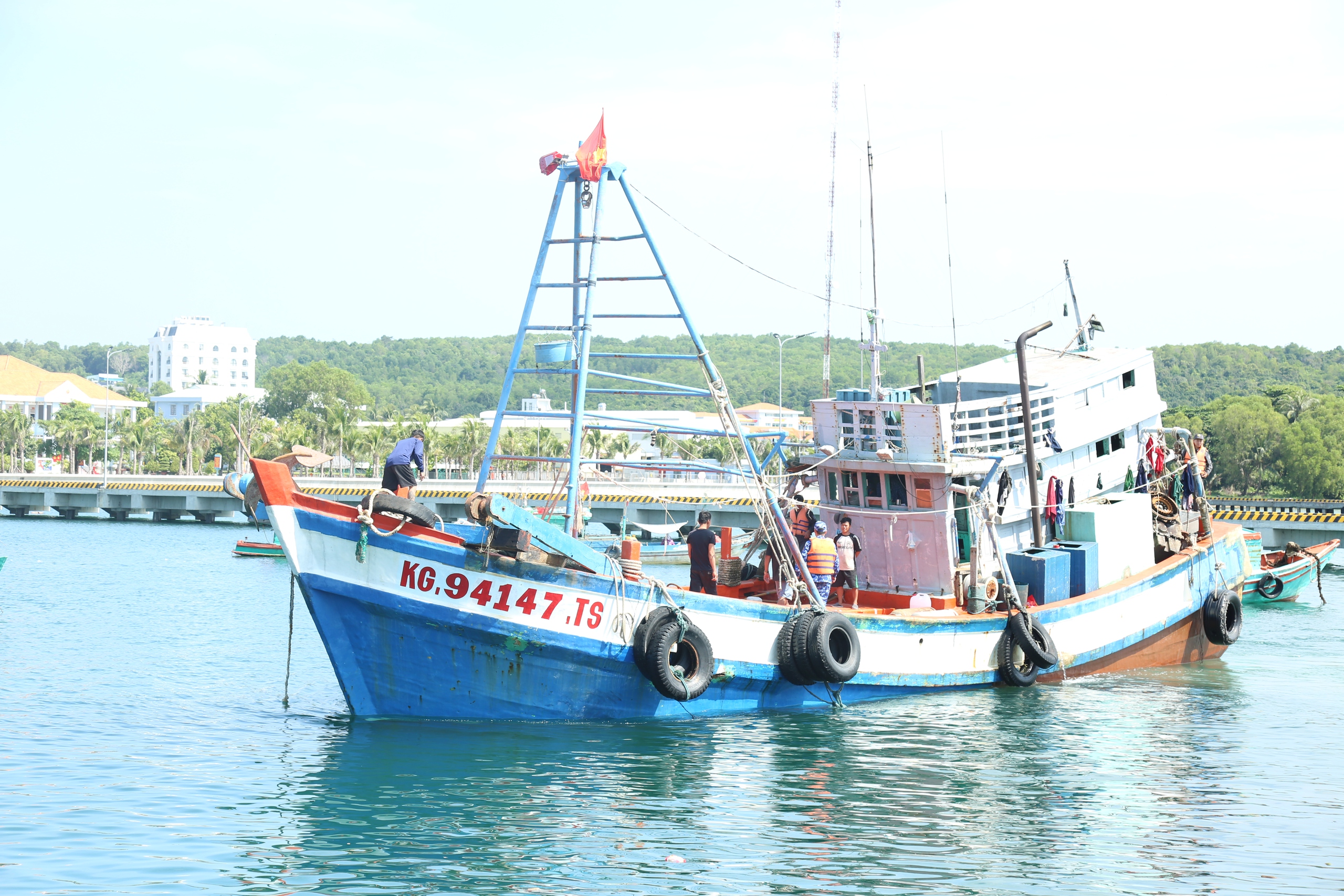 Bắt quả tang t&agrave;u từ Ki&ecirc;n Giang sang v&ugrave;ng biển Malaysia thu mua hải sản- Ảnh 1.