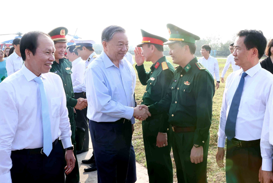 Tổng B&iacute; thư T&ocirc; L&acirc;m với c&aacute;n bộ, qu&acirc;n đội v&agrave; nh&acirc;n d&acirc;n huyện đảo Bạch Long Vĩ  Ảnh: TTXVN