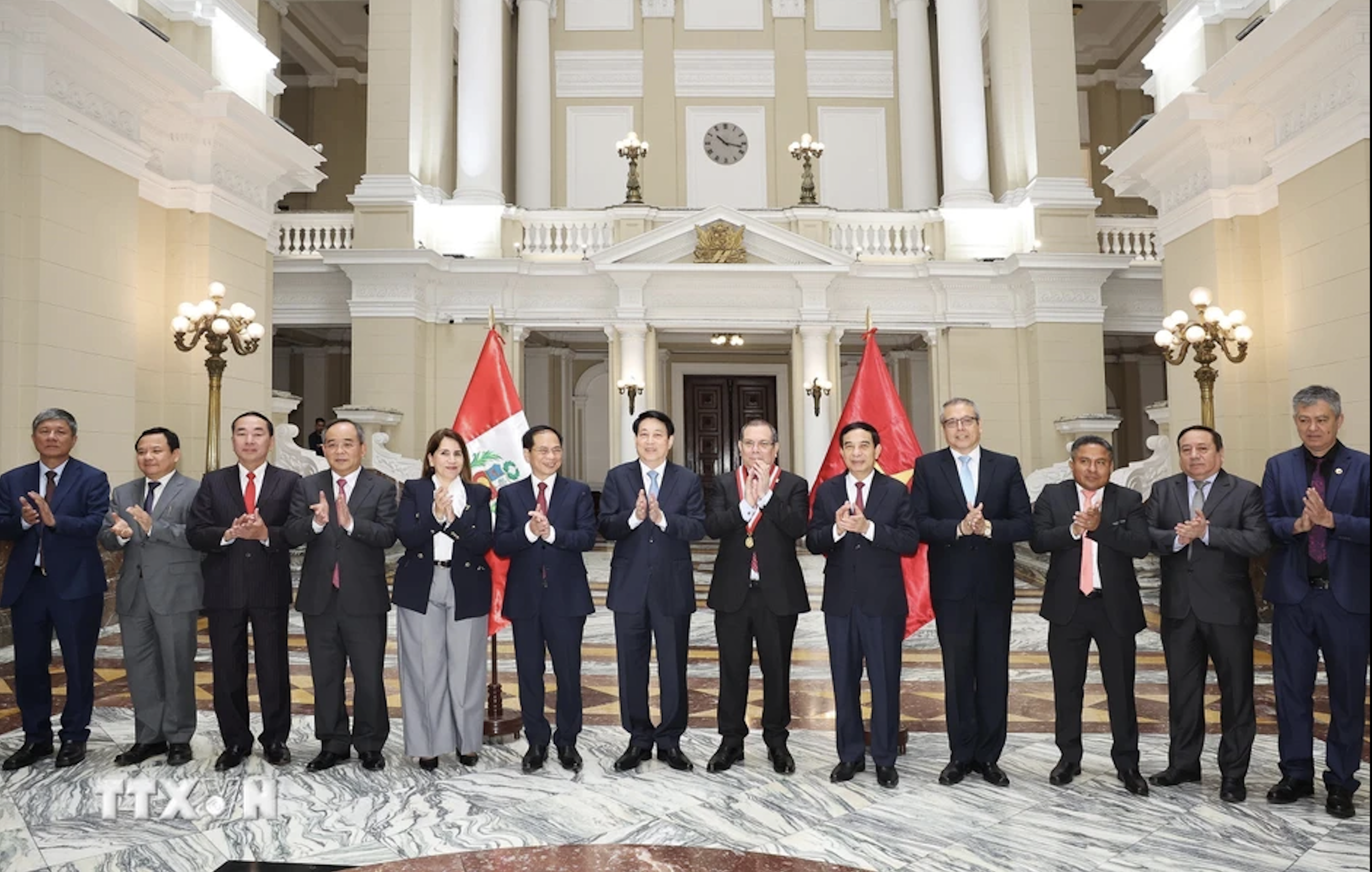 Chủ tịch nước Lương Cường hội kiến Ch&aacute;nh &aacute;n T&ograve;a &aacute;n Tối cao Peru- Ảnh 9.