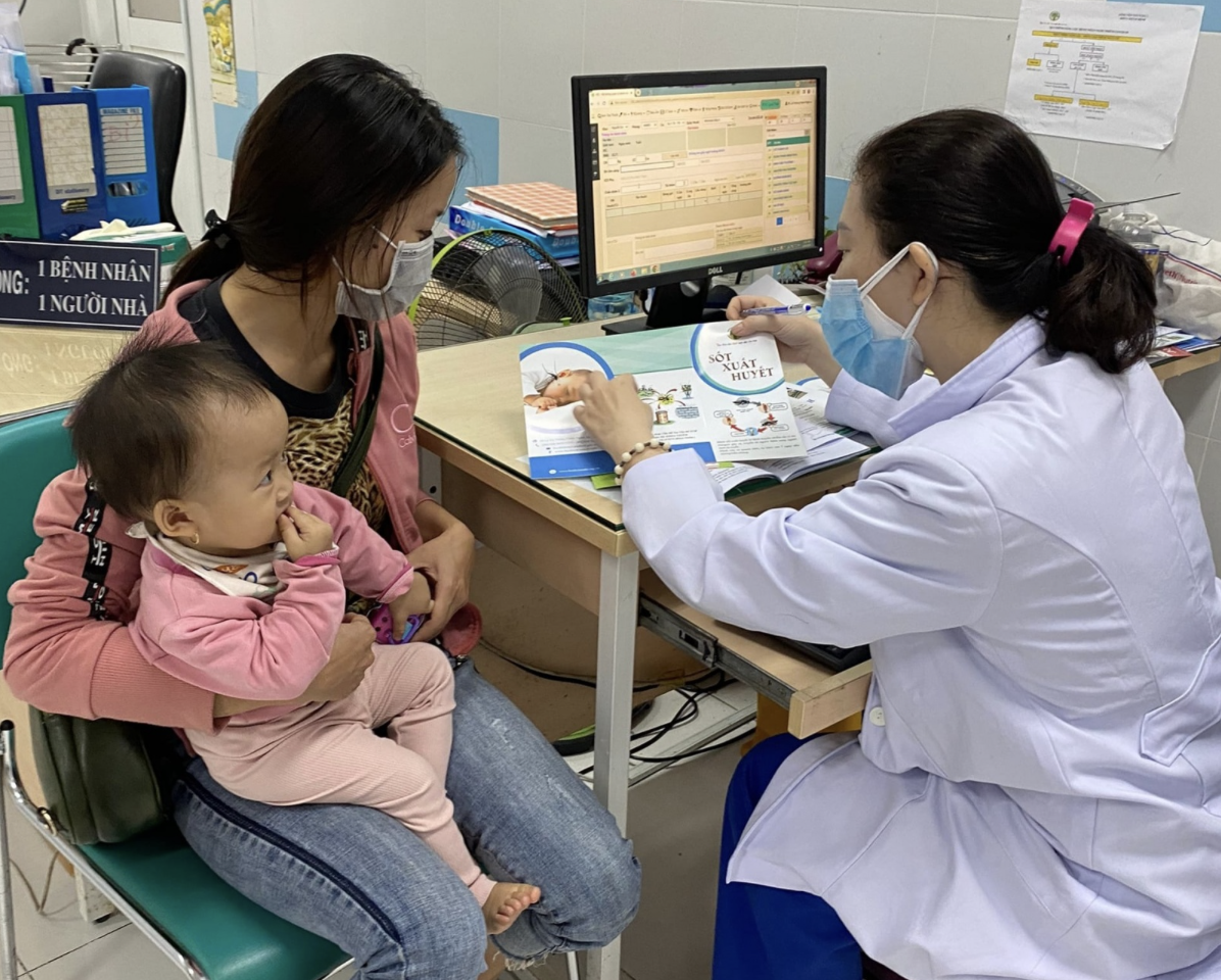 Tư vấn trực tuyến: Dấu hiệu nhận biết sốt xuất huyết, ti&ecirc;m vắc xin v&agrave;o l&uacute;c n&agrave;o?- Ảnh 1.