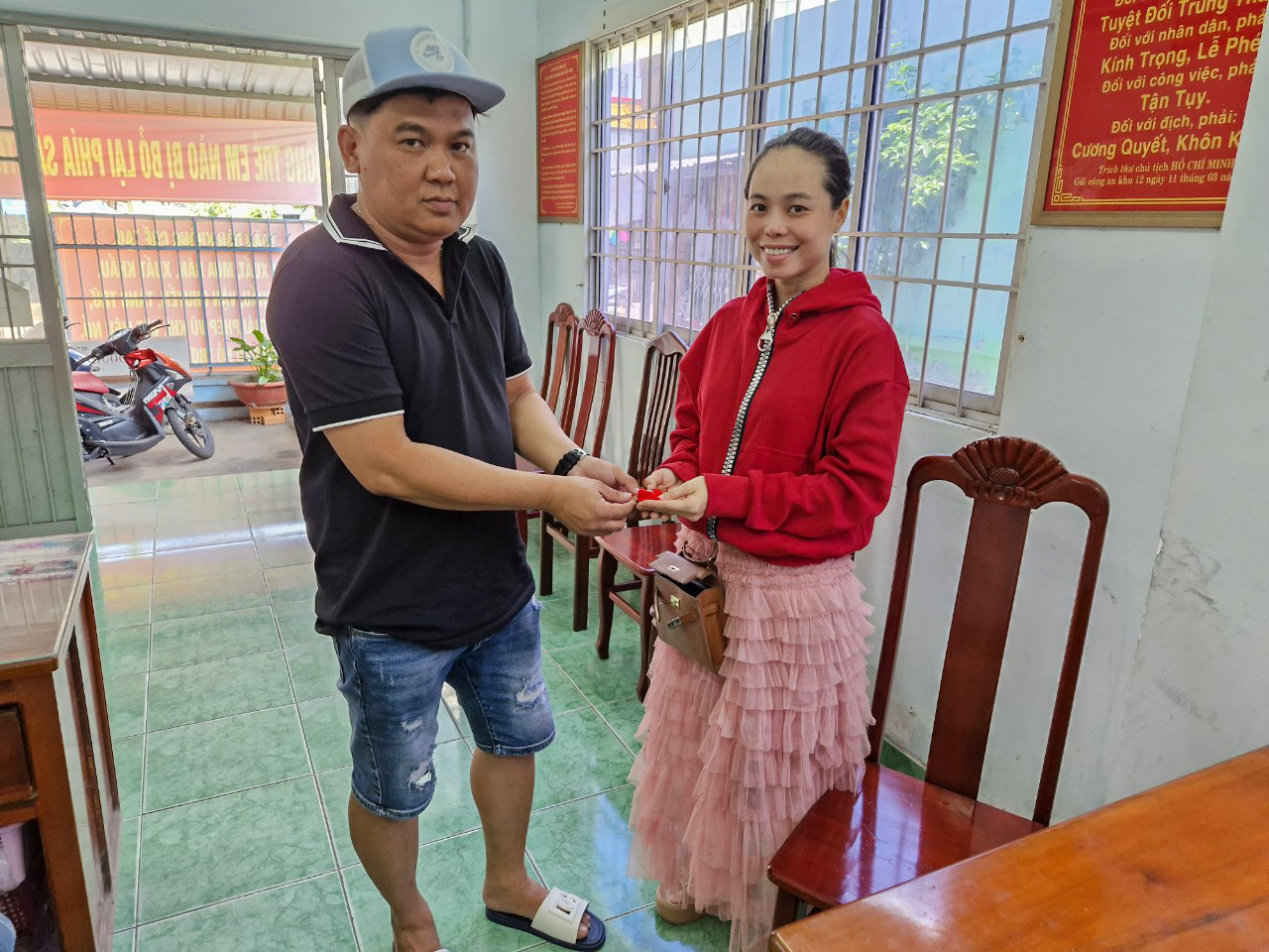 CLIP: Chủ qu&aacute;n cơm ở Vĩnh Long nhặt được v&agrave;ng giao lại người đ&aacute;nh rơi- Ảnh 1.