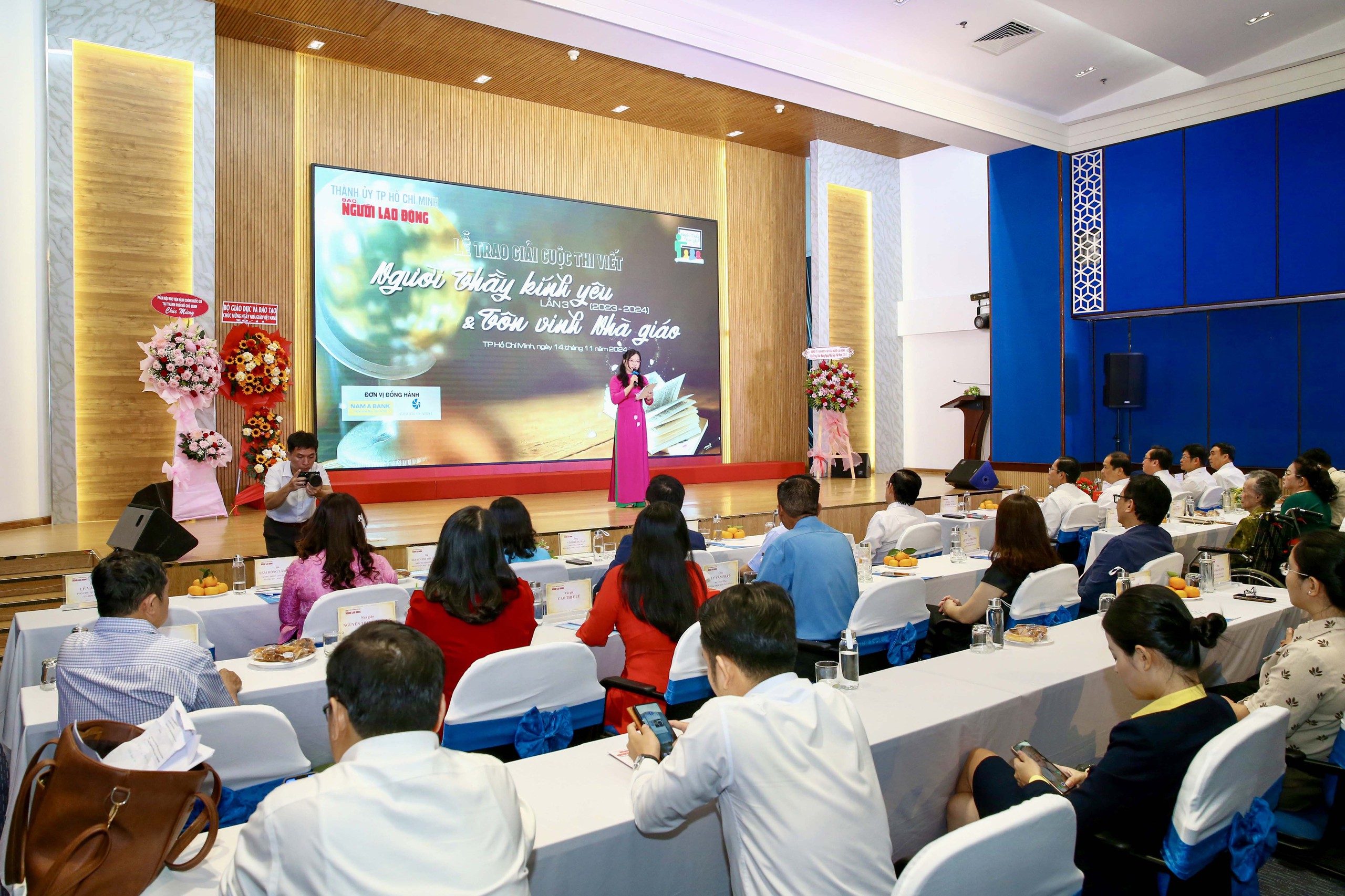 Những khoảnh khắc x&uacute;c động tại lễ trao giải cuộc thi viết "Người thầy k&iacute;nh y&ecirc;u" lần 3- Ảnh 1.