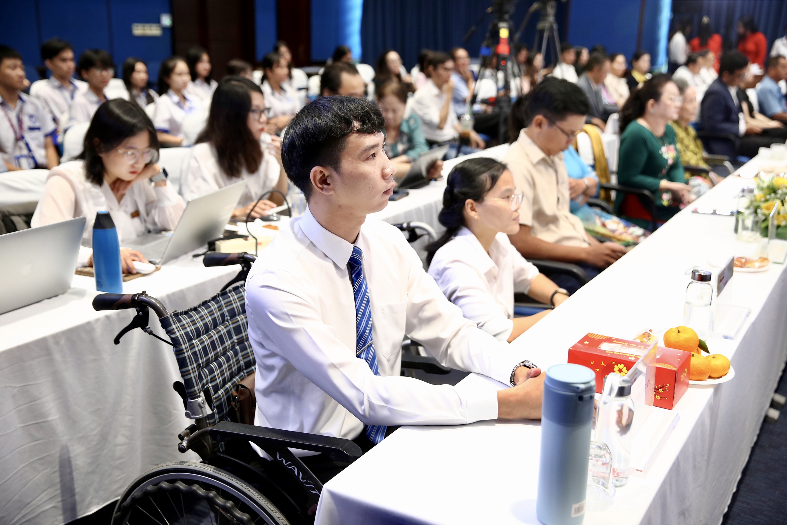 Những khoảnh khắc x&uacute;c động tại lễ trao giải cuộc thi viết "Người thầy k&iacute;nh y&ecirc;u" lần 3- Ảnh 2.