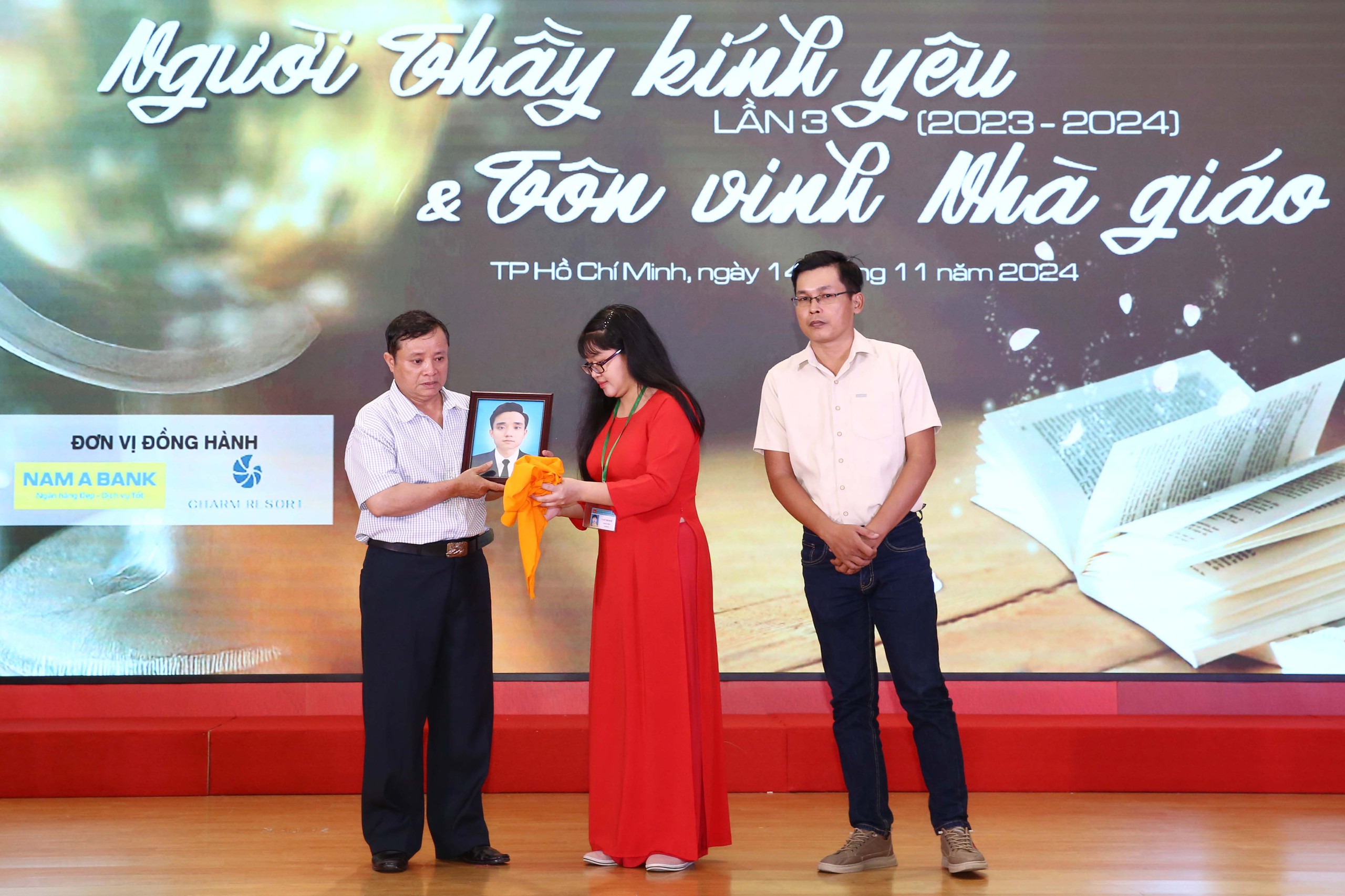 Những khoảnh khắc x&uacute;c động tại lễ trao giải cuộc thi viết "Người thầy k&iacute;nh y&ecirc;u" lần 3- Ảnh 3.