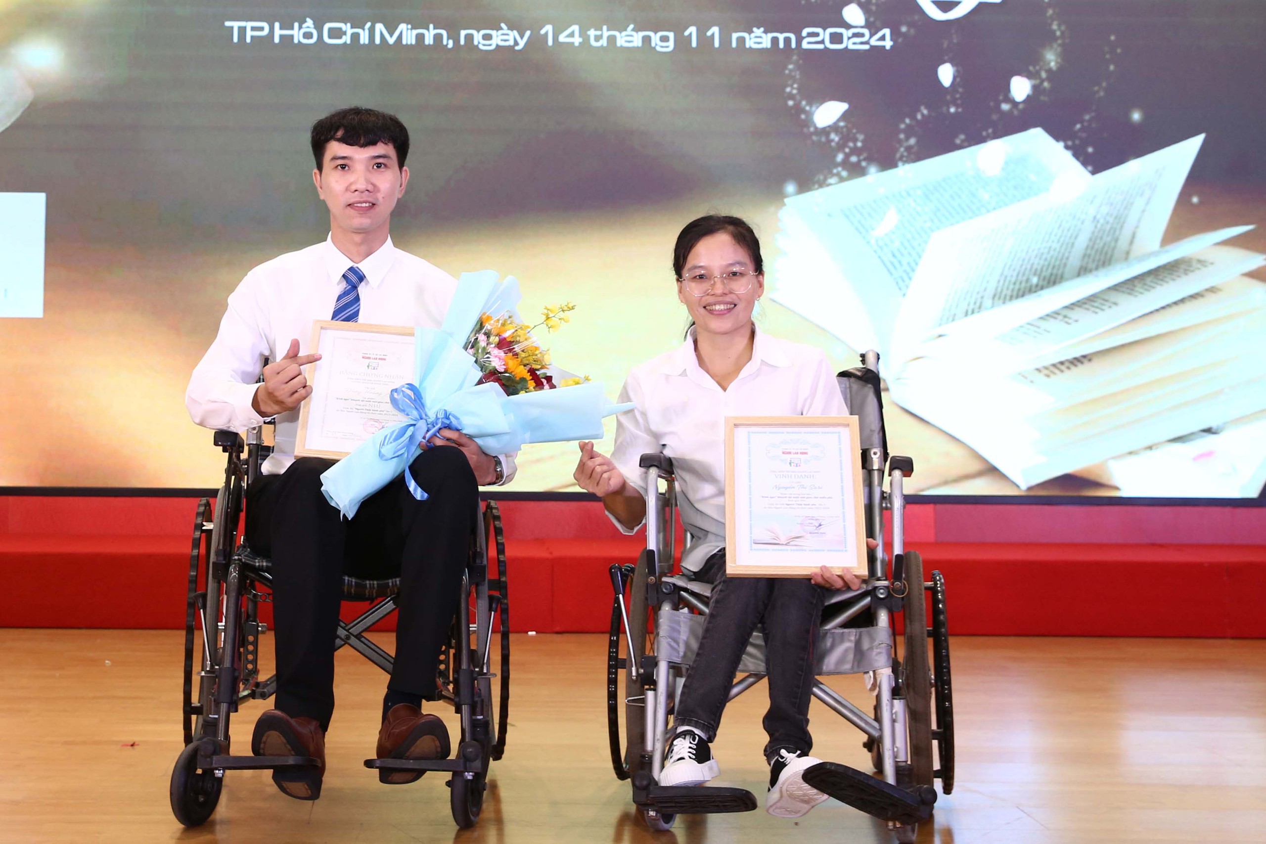Những khoảnh khắc x&uacute;c động tại lễ trao giải cuộc thi viết "Người thầy k&iacute;nh y&ecirc;u" lần 3- Ảnh 7.